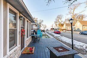 Cozy Clear Lake Home - Walk to Town & Boat Dock!