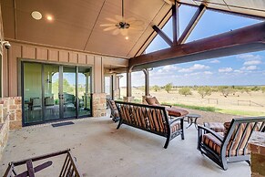 Elegant 'sunset Meadow Ranch' in Texas w/ Hot Tub