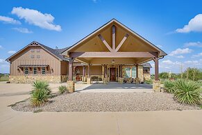 Elegant 'sunset Meadow Ranch' in Texas w/ Hot Tub