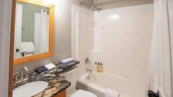 Stone Creek Chalet by Fernie Lodging CO