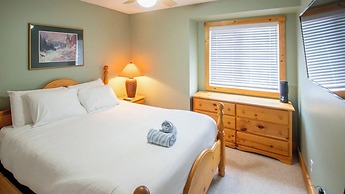 Stone Creek Chalet by Fernie Lodging CO