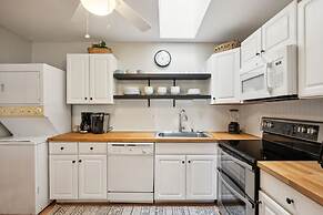 Cozy 2br Condo - Beachside Bliss With Yard Space 2 Bedroom Condo