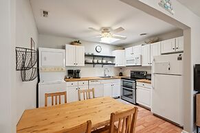Cozy 2br Condo - Beachside Bliss With Yard Space 2 Bedroom Condo