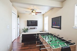 Cozy Corner Oasis With Hot Tub 4 Bedroom Home