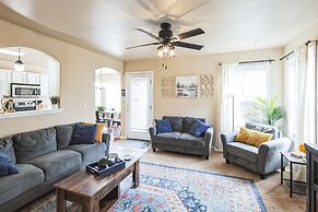 Cozy Corner Oasis With Hot Tub 4 Bedroom Home