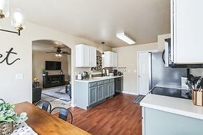 Cozy Corner Oasis With Hot Tub 4 Bedroom Home