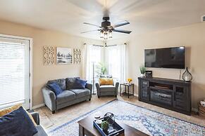 Cozy Corner Oasis With Hot Tub 4 Bedroom Home