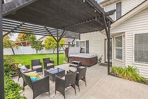 Cozy Corner Oasis With Hot Tub 4 Bedroom Home