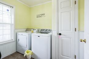 Cozy Corner Oasis With Hot Tub 4 Bedroom Home