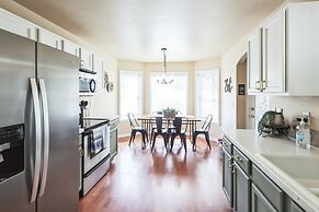 Cozy Corner Oasis With Hot Tub 4 Bedroom Home