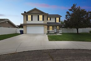 Cozy Corner Oasis With Hot Tub 4 Bedroom Home
