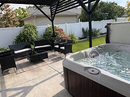 Cozy Corner Oasis With Hot Tub 4 Bedroom Home