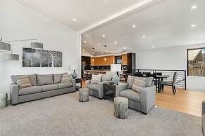 Luxury Lakeview 3 Bedroom Home