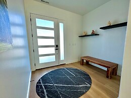 Luxury Lakeview 3 Bedroom Home