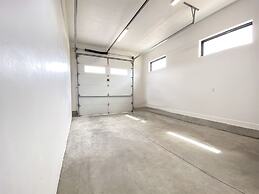 Luxury Lakeview 3 Bedroom Home