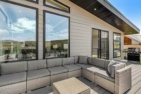 Luxury Lakeview 3 Bedroom Home