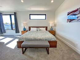 Luxury Lakeview 3 Bedroom Home