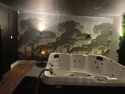 The Exclusive Jacuzzi Apartment