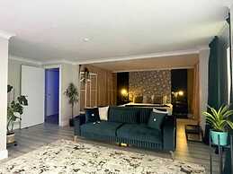 The Exclusive Jacuzzi Apartment