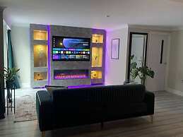 The Exclusive Jacuzzi Apartment
