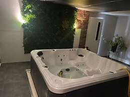 The Exclusive Jacuzzi Apartment