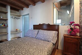 Baita Tersilia Near Lake And Mountain