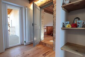 Baita Tersilia Near Lake And Mountain