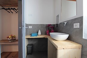 Baita Tersilia Near Lake And Mountain