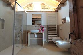 Baita Tersilia Near Lake And Mountain