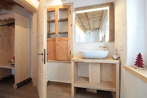 Baita Tersilia Near Lake And Mountain