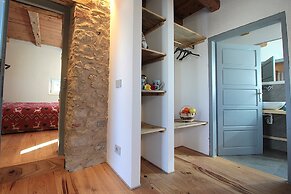 Baita Tersilia Near Lake And Mountain