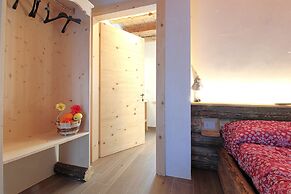 Baita Tersilia Near Lake And Mountain