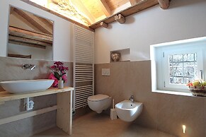 Baita Tersilia Near Lake And Mountain