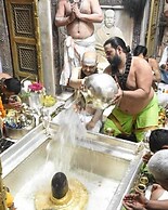 Hotel H M International