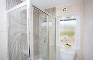 Bluebell Lodge - Sleeps 4,hot Tub, Loch & Woodland