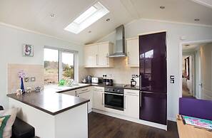 Bluebell Lodge - Sleeps 4,hot Tub, Loch & Woodland