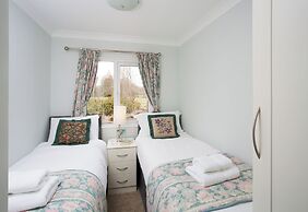 Bluebell Lodge - Sleeps 4,hot Tub, Loch & Woodland