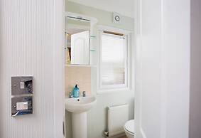 Bluebell Lodge - Sleeps 4,hot Tub, Loch & Woodland