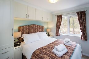 Bluebell Lodge - Sleeps 4,hot Tub, Loch & Woodland