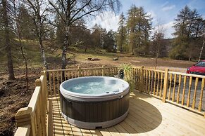 Bluebell Lodge - Sleeps 4,hot Tub, Loch & Woodland