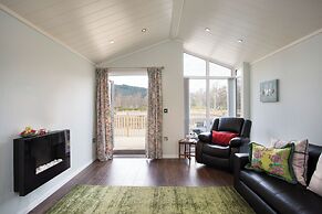 Bluebell Lodge - Sleeps 4,hot Tub, Loch & Woodland