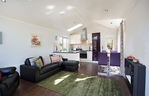 Bluebell Lodge - Sleeps 4,hot Tub, Loch & Woodland