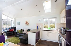 Bluebell Lodge - Sleeps 4,hot Tub, Loch & Woodland