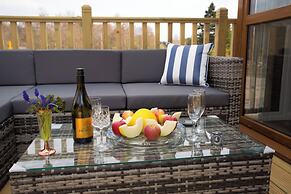 Bluebell Lodge - Sleeps 4,hot Tub, Loch & Woodland