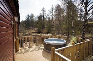 Bluebell Lodge - Sleeps 4,hot Tub, Loch & Woodland
