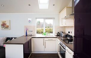 Bluebell Lodge - Sleeps 4,hot Tub, Loch & Woodland