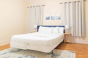 Near Museum  Midtown Main House