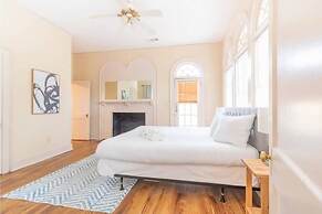 Near Museum  Midtown Main House