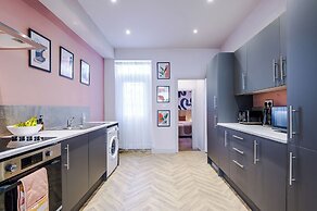 Modern 4-Bedroom in Manchester