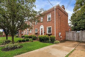 Charming Townhouse Retreat by Cozysuites